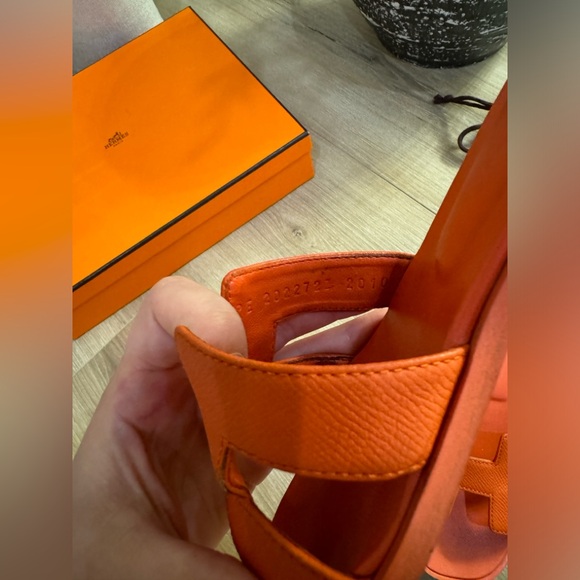 Authentic Hermes Orange Sandal. Worn shoes but in a wearable condition. - Picture 4 of 10